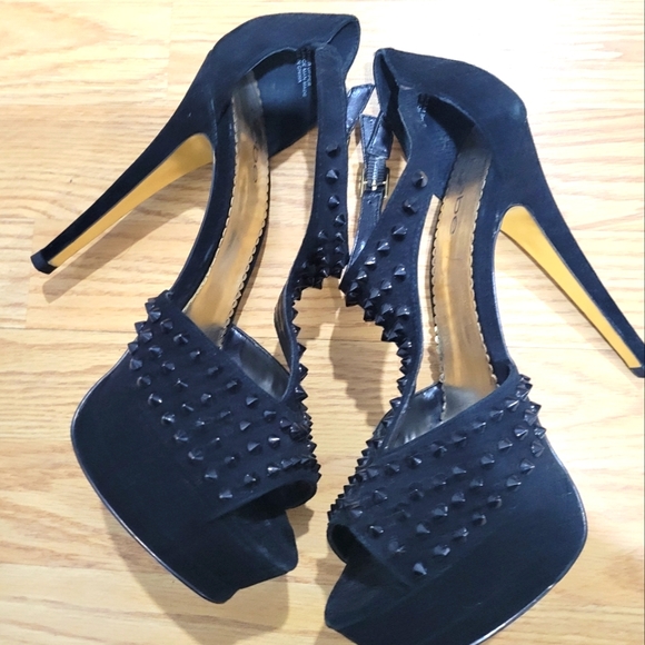 Heels - Picture 2 of 7